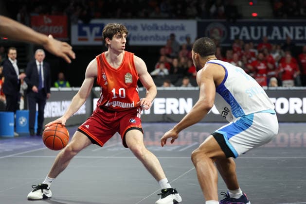 Justinian Jessup (FC Bayern Basketball, 10) mit Jaedon LeDee (Skyliners Frankfurt, 13), GER, FC Bayern Basketball vs. Skyliners Frankfurt, Basketball, easycredit Basketball Bundesliga, 21. Spieltag, Saison 2025 2026, 17.02.2026, GER, FC Bayern Basketball vs. Skyliners Frankfurt, Basketball, easycredit Basketball Bundesliga, 21. Spieltag, Saison 2025 2026, 17.02.2026 Muenchen Copyright: xEibner-Pressefoto JennixMaulx EP_JML