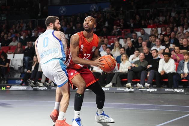 Isiaha Mike (FC Bayern Basketball, 22) mit Logan Johnson (Skyliners Frankfurt, 00), GER, FC Bayern Basketball vs. Skyliners Frankfurt, Basketball, easycredit Basketball Bundesliga, 21. Spieltag, Saison 2025 2026, 17.02.2026, GER, FC Bayern Basketball vs. Skyliners Frankfurt, Basketball, easycredit Basketball Bundesliga, 21. Spieltag, Saison 2025 2026, 17.02.2026 Muenchen Copyright: xEibner-Pressefoto JennixMaulx EP_JML