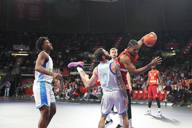 David McCormack (FC Bayern Basketball, 33) mit Logan Johnson (Skyliners Frankfurt, 00) und Nahiem Alleyne (Skyliners Frankfurt, 04), GER, FC Bayern Basketball vs. Skyliners Frankfurt, Basketball, easycredit Basketball Bundesliga, 21. Spieltag, Saison 2025 2026, 17.02.2026, GER, FC Bayern Basketball vs. Skyliners Frankfurt, Basketball, easycredit Basketball Bundesliga, 21. Spieltag, Saison 2025 2026, 17.02.2026 Muenchen Copyright: xEibner-Pressefoto JennixMaulx EP_JML