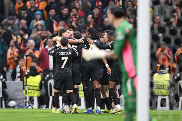 Galatasaray v Juventus - UEFA Champions League ISTANBUL, TURKIYE - FEBRUARY 17: Teun Koopmeiners (8) of Juventus celebrates with his teammates after a goal during UEFA Champions League last 16 playoff round first leg football match between Galatasaray and Juventus at RAMS Park in Istanbul, Turkiye on February 17, 2026. Isa Terli Anadolu Istanbul Turkey. Editorial use only. Please get in touch for any other usage.  Copyright: x2026xAnadoluxIsaxTerlix