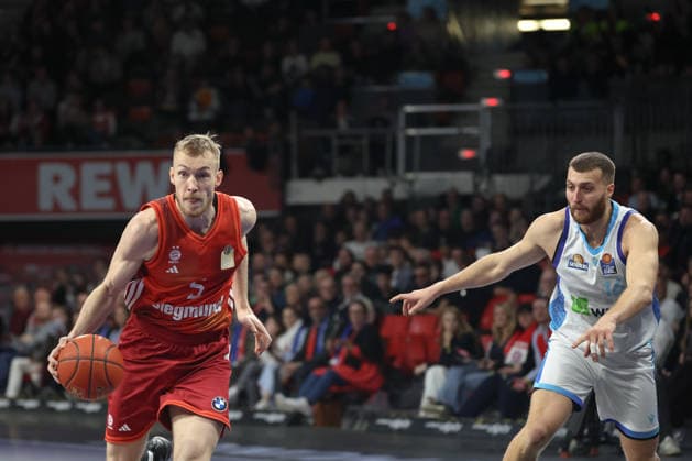 Niels Giffey (FC Bayern Basketball, 05) imt Radii Caisin (Skyliners Frankfurt, 16), GER, FC Bayern Basketball vs. Skyliners Frankfurt, Basketball, easycredit Basketball Bundesliga, 21. Spieltag, Saison 2025 2026, 17.02.2026, GER, FC Bayern Basketball vs. Skyliners Frankfurt, Basketball, easycredit Basketball Bundesliga, 21. Spieltag, Saison 2025 2026, 17.02.2026 Muenchen Copyright: xEibner-Pressefoto JennixMaulx EP_JML