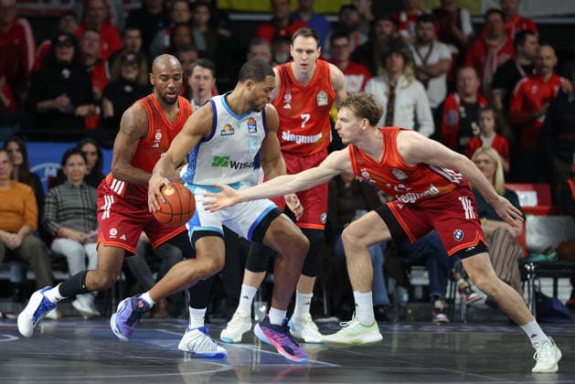 Jaedon LeDee (Skyliners Frankfurt, 13) mit Isiaha Mike (FC Bayern Basketball, 22) und Justuz Hollatz (FC Bayern Basketball, 21), mit Johannes Voigtmann (FC Bayern Basketball, 07), GER, FC Bayern Basketball vs. Skyliners Frankfurt, Basketball, easycredit Basketball Bundesliga, 21. Spieltag, Saison 2025 2026, 17.02.2026, GER, FC Bayern Basketball vs. Skyliners Frankfurt, Basketball, easycredit Basketball Bundesliga, 21. Spieltag, Saison 2025 2026, 17.02.2026 Muenchen Copyright: xEibner-Pressefoto JennixMaulx EP_JML