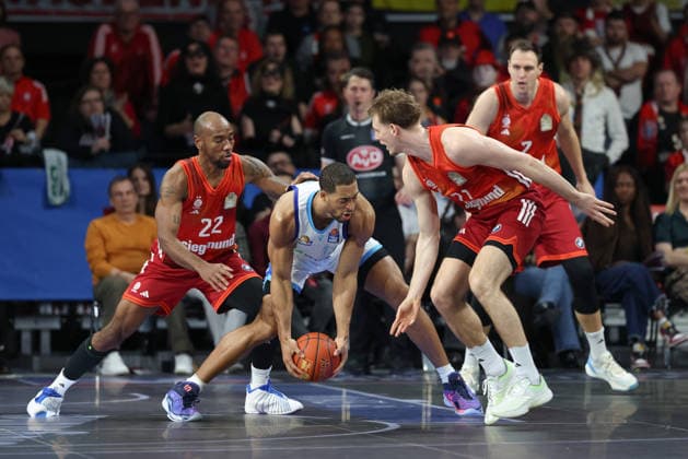 Jaedon LeDee (Skyliners Frankfurt, 13) mit Isiaha Mike (FC Bayern Basketball, 22) und Justuz Hollatz (FC Bayern Basketball, 21), mit Johannes Voigtmann (FC Bayern Basketball, 07), GER, FC Bayern Basketball vs. Skyliners Frankfurt, Basketball, easycredit Basketball Bundesliga, 21. Spieltag, Saison 2025 2026, 17.02.2026, GER, FC Bayern Basketball vs. Skyliners Frankfurt, Basketball, easycredit Basketball Bundesliga, 21. Spieltag, Saison 2025 2026, 17.02.2026 Muenchen Copyright: xEibner-Pressefoto JennixMaulx EP_JML