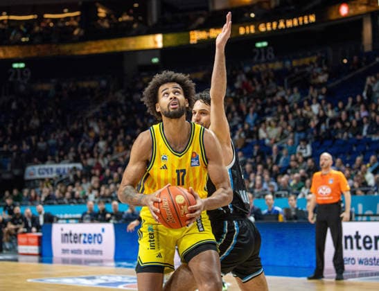 Basketball, Herren, Saison 2025 2026, easyCredit BBL (21. Spieltag), Alba Berlin - Hamburg Towers, v.l. Norris Agbakoko (Alba), Benedikt Turudic (Hamburg), 17.02.2026, Copyright: xSebastianxRäppold MatthiasxKochx