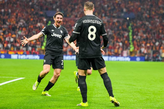 2026-02-17 Galatasaray SK v Juventus FC - UEFA Champions League 2025 26 League Knockout Play-off First Leg ISTANBUL, TURKEY - FEBRUARY 17: Teun Koopmeiners of Juventus FC, Andrea Cambiaso of Juventus FC during the UEFA Champions League 2025 26 League Knockout Play-off First Leg match between Galatasaray SK and Juventus FC at Rams Park Stadium on February 17, 2026 in Istanbul, Turkey. (Photo by BSR Agency) Istanbul Turkey Content not available for redistribution in The Netherlands directly or indirectly through any third parties. Copyright: xBSRxAgencyx