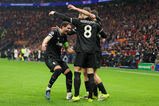2026-02-17 Galatasaray SK v Juventus FC - UEFA Champions League 2025 26 League Knockout Play-off First Leg ISTANBUL, TURKEY - FEBRUARY 17: Teun Koopmeiners of Juventus FC, Manuel Locatelli of Juventus FC during the UEFA Champions League 2025 26 League Knockout Play-off First Leg match between Galatasaray SK and Juventus FC at Rams Park Stadium on February 17, 2026 in Istanbul, Turkey. (Photo by BSR Agency) Istanbul Turkey Content not available for redistribution in The Netherlands directly or indirectly through any third parties. Copyright: xBSRxAgencyx