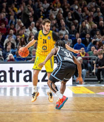 Basketball, Herren, Saison 2025 2026, easyCredit BBL (21. Spieltag), Alba Berlin - Hamburg Towers, v.l. Guy Artman Nahmias (Alba), Ross Williams (Hamburg), 17.02.2026, Copyright: xSebastianxRäppold MatthiasxKochx