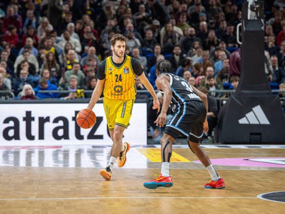 Basketball, Herren, Saison 2025 2026, easyCredit BBL (21. Spieltag), Alba Berlin - Hamburg Towers, v.l. Guy Artman Nahmias (Alba), Ross Williams (Hamburg), 17.02.2026, Copyright: xSebastianxRäppold MatthiasxKochx