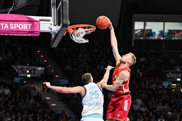 easyCredit BBL; FC Bayern München - Skyliners Frankfurt, 17.02.2026 MUNICH, GERMANY - 17. FEBRUARY: im Duell Jacob KNAUF (Skyliners Frankfurt 25) und Niels GIFFEY (FC Bayern Basketball 5) während dem Spiel zwischen dem FC Bayern München und den Skyliners Frankfurt am 21. Spieltag der easyCredit BBL im BMW Park DUNK Copyright: xBEAUTIFULxSPORTS Goldbergx