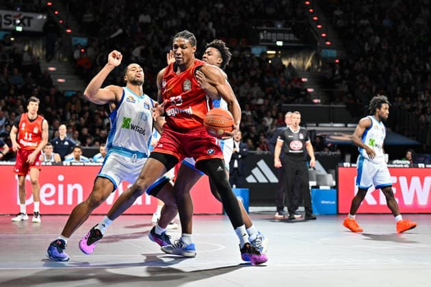easyCredit BBL; FC Bayern München - Skyliners Frankfurt, 17.02.2026 MUNICH, GERMANY - 17. FEBRUARY: im Duell Jaedon LEDEE (Skyliners Frankfurt 13) und David McCORMACK (FC Bayern Basketball 33) während dem Spiel zwischen dem FC Bayern München und den Skyliners Frankfurt am 21. Spieltag der easyCredit BBL im BMW Park Copyright: xBEAUTIFULxSPORTS Goldbergx