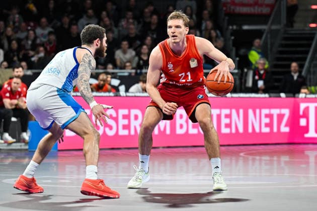 easyCredit BBL; FC Bayern München - Skyliners Frankfurt, 17.02.2026 MUNICH, GERMANY - 17. FEBRUARY: im Duell Logan JOHNSON (Skyliners Frankfurt 0) und Justus HOLLATZ (FC Bayern Basketball 21) während dem Spiel zwischen dem FC Bayern München und den Skyliners Frankfurt am 21. Spieltag der easyCredit BBL im BMW Park Copyright: xBEAUTIFULxSPORTS Goldbergx