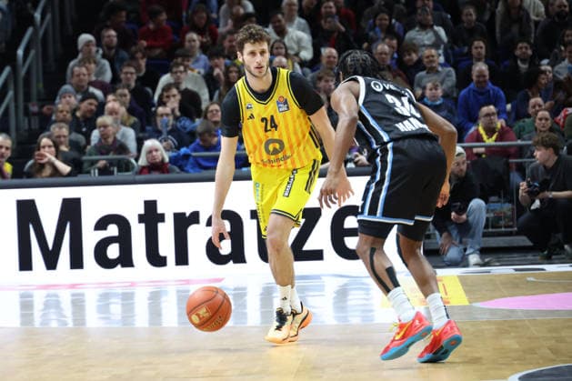 DEU, easyCredit BBL, ALBA vs. Hamburg, 17.02.2026, Uber-Arena, Berlin, DEU, easyCredit BBL, ALBA vs. Hamburg, im Bild N. Artmann (ALBA Berlin 24), Ross Williams (Hamburg Towers 34)