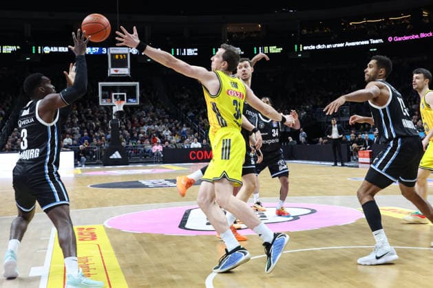 DEU, easyCredit BBL, ALBA vs. Hamburg, 17.02.2026, Uber-Arena, Berlin, DEU, easyCredit BBL, ALBA vs. Hamburg, im Bild Justin Bean (ALBA Berlin 34), Osaro Rich (Hamburg Towers 3), Kenneth Ogbe (Hamburg Towers 25)