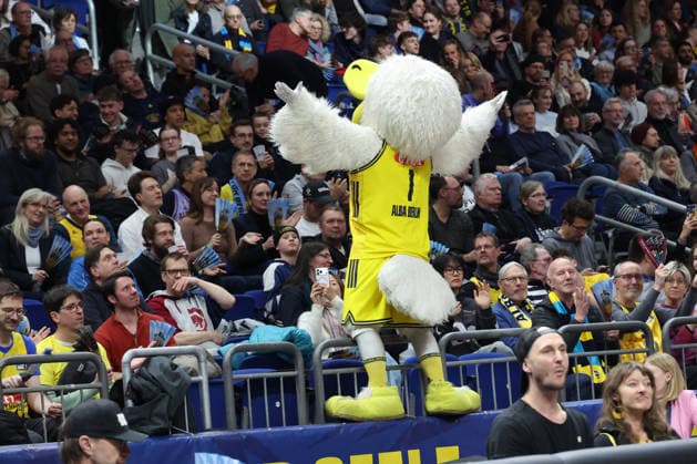 DEU, easyCredit BBL, ALBA vs. Hamburg, 17.02.2026, Uber-Arena, Berlin, DEU, easyCredit BBL, ALBA vs. Hamburg, im Bild ALBA-Maskotchen, Zuschauer, Besucher, Fans