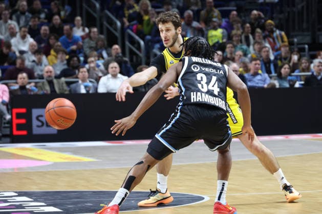 DEU, easyCredit BBL, ALBA vs. Hamburg, 17.02.2026, Uber-Arena, Berlin, DEU, easyCredit BBL, ALBA vs. Hamburg, im Bild N. Artmann (ALBA Berlin 24), Ross Williams (Hamburg Towers 34)