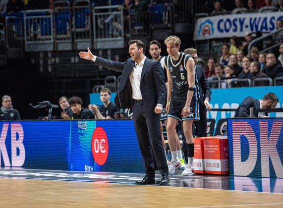 Basketball, Herren, Saison 2025 2026, easyCredit BBL (21. Spieltag), Alba Berlin - Hamburg Towers, Trainer Benka Barloschky (Hamburg), 17.02.2026, Copyright: xSebastianxRäppold MatthiasxKochx