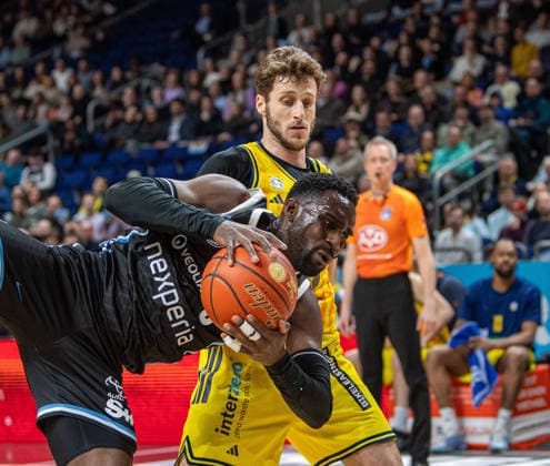 Basketball, Herren, Saison 2025 2026, easyCredit BBL (21. Spieltag), Alba Berlin - Hamburg Towers, v.l. Osaro Rich Igbineweka (Hamburg), Guy Artman Nahmias (Alba), 17.02.2026, Copyright: xSebastianxRäppold MatthiasxKochx