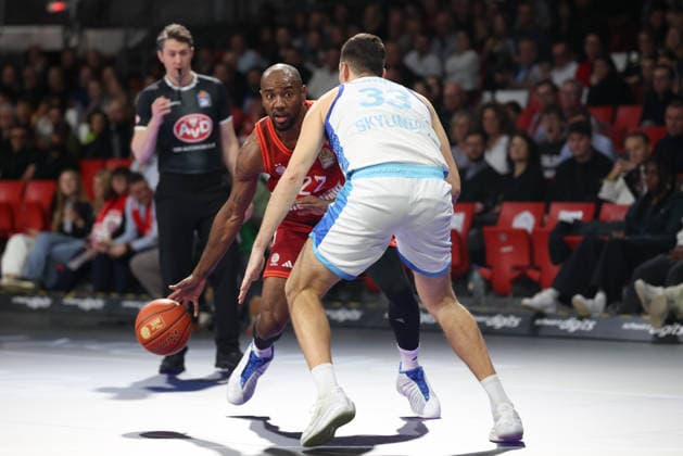 Isiaha Mike (FC Bayern Basketball, 22) mit Ryan Hawkins (Skyliners Frankfurt, 33), GER, FC Bayern Basketball vs. Skyliners Frankfurt, Basketball, easycredit Basketball Bundesliga, 21. Spieltag, Saison 2025 2026, 17.02.2026, GER, FC Bayern Basketball vs. Skyliners Frankfurt, Basketball, easycredit Basketball Bundesliga, 21. Spieltag, Saison 2025 2026, 17.02.2026 Muenchen Copyright: xEibner-Pressefoto JennixMaulx EP_JML