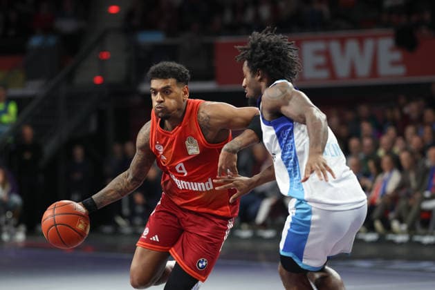 Xavier Rathan-Mayes (FC Bayern Basketball, 04) mit Isaiah Swope (Skyliners Frankfurt, 01), GER, FC Bayern Basketball vs. Skyliners Frankfurt, Basketball, easycredit Basketball Bundesliga, 21. Spieltag, Saison 2025 2026, 17.02.2026, GER, FC Bayern Basketball vs. Skyliners Frankfurt, Basketball, easycredit Basketball Bundesliga, 21. Spieltag, Saison 2025 2026, 17.02.2026 Muenchen Copyright: xEibner-Pressefoto JennixMaulx EP_JML