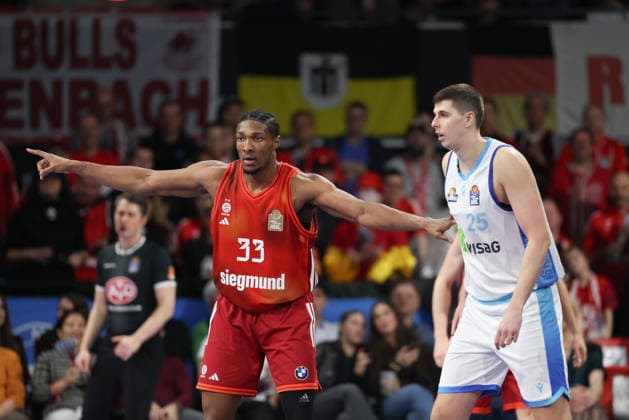 David McCormack (FC Bayern Basketball, 33) mit Jacob Knauf (Skyliners Frankfurt, 25), GER, FC Bayern Basketball vs. Skyliners Frankfurt, Basketball, easycredit Basketball Bundesliga, 21. Spieltag, Saison 2025 2026, 17.02.2026, GER, FC Bayern Basketball vs. Skyliners Frankfurt, Basketball, easycredit Basketball Bundesliga, 21. Spieltag, Saison 2025 2026, 17.02.2026 Muenchen Copyright: xEibner-Pressefoto JennixMaulx EP_JML