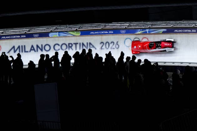 ROHNER Timo, ANNEN Tim (Schweiz), davor Fans Zuschauer, ITA, Olympische Spiele Milano Cortina 2026, Olympia, Zweierbob Herren, 17.02.2026 ITA, Olympische Spiele Milano Cortina 2026, Olympia, Zweierbob Herren, 17.02.2026 Cortina d Ampezzo *** ROHNER Timo, ANNEN Tim Switzerland , in front fans spectators, ITA, Olympic Games Milano Cortina 2026, Olympia, two-man bobsleigh men, 17 02 2026 ITA, Olympic Games Milano Cortina 2026, Olympia, two-man bobsleigh men, 17 02 2026 Cortina d Ampezzo Copyright: xEibner-Pressefoto Memmlerx EP_MMR