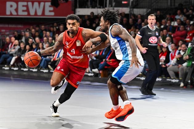 easyCredit BBL; FC Bayern München - Skyliners Frankfurt, 17.02.2026 MUNICH, GERMANY - 17. FEBRUARY: im Duell Xavier RATHAN-MAYES (FC Bayern Basketball 4) und Isaiah SWOPE (Skyliners Frankfurt 1) während dem Spiel zwischen dem FC Bayern München und den Skyliners Frankfurt am 21. Spieltag der easyCredit BBL im BMW Park Copyright: xBEAUTIFULxSPORTS Goldbergx