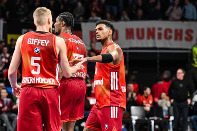 easyCredit BBL; FC Bayern München - Skyliners Frankfurt, 17.02.2026 MUNICH, GERMANY - 17. FEBRUARY: freude bei den Münchner nach dem Heimsieg gegen Frankfurt - Niels GIFFEY (FC Bayern Basketball 5) und Xavier RATHAN-MAYES (FC Bayern Basketball 4) nach dem Spiel zwischen dem FC Bayern München und den Skyliners Frankfurt am 21. Spieltag der easyCredit BBL im BMW Park Copyright: xBEAUTIFULxSPORTS Goldbergx
