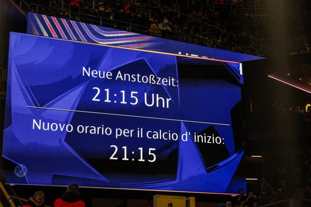 Fussball, UEFA Champions League Saison 2025 2026 PlayOffs Hinspiel Borussia Dortmund - Atalanta Bergamo 17.02.2026, SIGNAL IDUNA PARK Der Anstoss verzögert sich um 15min, dies wird auf der Anzeigetafel bekannt gegeben Grund dafür sind Anreise Probleme der Mannschaft und Fans, Zeitgleich findet in der Westfalenhalle ein Konzert von Herbert Grönemeyer statt Dortmund SIGNAL IDUNA PARK Nordrhein-Westfalen Deutschland