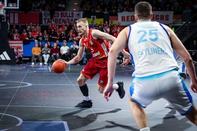 Niels Giffey 5 (FC Bayern Muenchen Basketball) in Aktion, gegen Jacob Knauf 25 (Skyliners Frankfurt), FC Bayern Muenchen Basketball vs. Skyliners Frankfurt, easycredit-BBL, BBL, Basketball, Maenner, Saison 2025 2025, Regulaere Saison, 21. Spieltag, 17.02.2026 Muenchen Bayern Deutschland