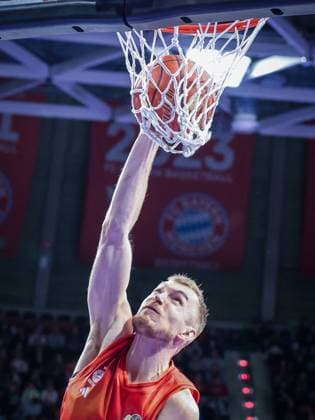 Niels Giffey 5 (FC Bayern Muenchen Basketball) stopft einen Ball in den Korb, FC Bayern Muenchen Basketball vs. Skyliners Frankfurt, easycredit-BBL, BBL, Basketball, Maenner, Saison 2025 2025, Regulaere Saison, 21. Spieltag, 17.02.2026 Muenchen Bayern Deutschland