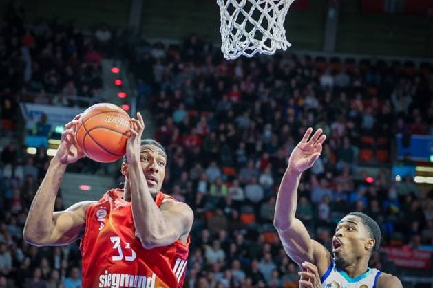 David McCormack 33 (FC Bayern Muenchen Basketball) in Aktion gegen William Christmas 8 (Skyliners Frankfurt), FC Bayern Muenchen Basketball vs. Skyliners Frankfurt, easycredit-BBL, BBL, Basketball, Maenner, Saison 2025 2025, Regulaere Saison, 21. Spieltag, 17.02.2026 Muenchen Bayern Deutschland