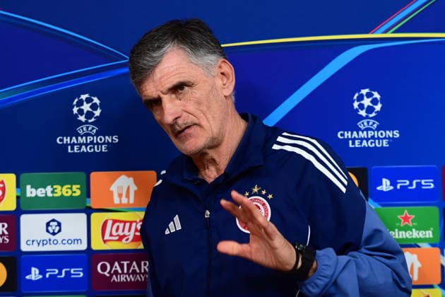 UEFA Champions League - Olympiacos FC press conference, PK, Pressekonferenz - JosÃ Luis Mendilibar, Olympiacos coach, and his player Costinha attend a press conference ahead of the UEFA Champions League Play-Offs 1st leg soccer match between Olympiacos FC and Bayer 04 Leverkusen in Piraeus, Greece, 17 February 2026. IMAGO ONE INCH PRODUCTIONS PIRAEUS GREECE Copyright: xONExINCHxPRODUCTIONSx 6857490