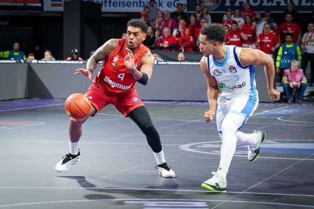 Xavier Rathan-Mayes 4 (FC Bayern Muenchen Basketball) in Aktion gegen Garai Zeeb 3 (Skyliners Frankfurt), FC Bayern Muenchen Basketball vs. Skyliners Frankfurt, easycredit-BBL, BBL, Basketball, Maenner, Saison 2025 2025, Regulaere Saison, 21. Spieltag, 17.02.2026 Muenchen Bayern Deutschland