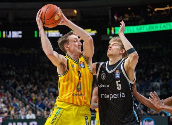 Basketball, Herren, Saison 2025 2026, easyCredit BBL (21. Spieltag), Alba Berlin - Hamburg Towers, v.l. Moses Wood (Alba), Zsombor Maronka (Hamburg), 17.02.2026, Copyright: xSebastianxRäppold MatthiasxKochx