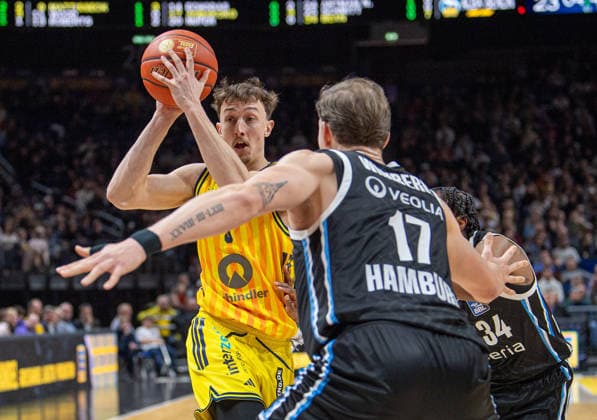 Basketball, Herren, Saison 2025 2026, easyCredit BBL (21. Spieltag), Alba Berlin - Hamburg Towers, v.l. Alex O Connell (Alba), Niklas Wimberg (Hamburg), Ross Williams (Hamburg), 17.02.2026, Copyright: xSebastianxRäppold MatthiasxKochx