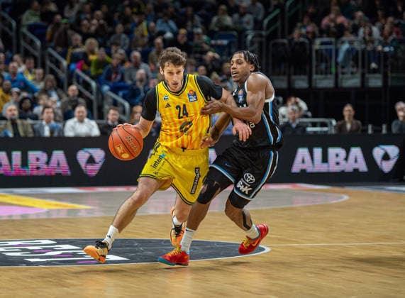 Basketball, Herren, Saison 2025 2026, easyCredit BBL (21. Spieltag), Alba Berlin - Hamburg Towers, v.l. Guy Artman Nahmias (Alba), Ross Williams (Hamburg), 17.02.2026, Copyright: xSebastianxRäppold MatthiasxKochx