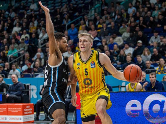 Basketball, Herren, Saison 2025 2026, easyCredit BBL (21. Spieltag), Alba Berlin - Hamburg Towers, v.l. Kenneth Ogbe (Hamburg), Sam Griesel (Alba), 17.02.2026, Copyright: xSebastianxRäppold MatthiasxKochx