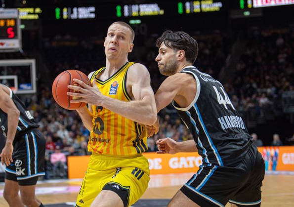 Basketball, Herren, Saison 2025 2026, easyCredit BBL (21. Spieltag), Alba Berlin - Hamburg Towers, v.l. Martynas Echodas (Alba), Benedikt Turudic (Hamburg), 17.02.2026, Copyright: xSebastianxRäppold MatthiasxKochx
