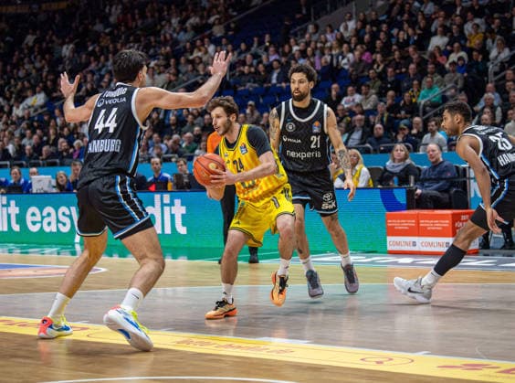 Basketball, Herren, Saison 2025 2026, easyCredit BBL (21. Spieltag), Alba Berlin - Hamburg Towers, v.l. Benedikt Turudic (Hamburg), Guy Artman Nahmias (Alba), Devon Daniels IV (Hamburg), Kenneth Ogbe (Hamburg), 17.02.2026, Copyright: xSebastianxRäppold MatthiasxKochx