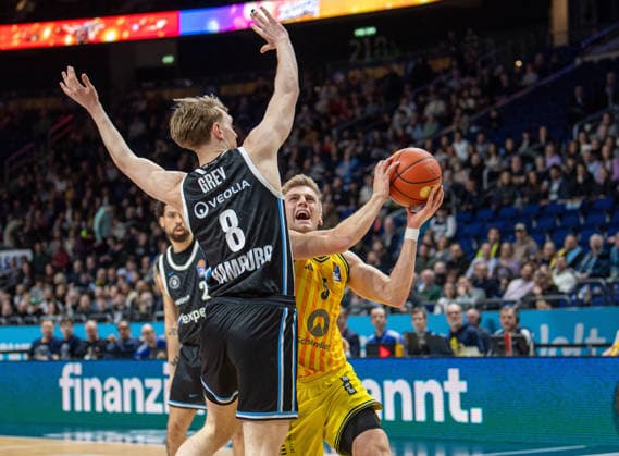 Basketball, Herren, Saison 2025 2026, easyCredit BBL (21. Spieltag), Alba Berlin - Hamburg Towers, v.l. Jared Grey (Hamburg), Sam Griesel (Alba), 17.02.2026, Copyright: xSebastianxRäppold MatthiasxKochx