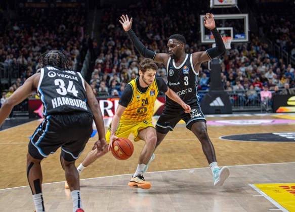 Basketball, Herren, Saison 2025 2026, easyCredit BBL (21. Spieltag), Alba Berlin - Hamburg Towers, v.l. Ross Williams (Hamburg), Guy Artman Nahmias (Alba), Osaro Rich Igbineweka (Hamburg), 17.02.2026, Copyright: xSebastianxRäppold MatthiasxKochx