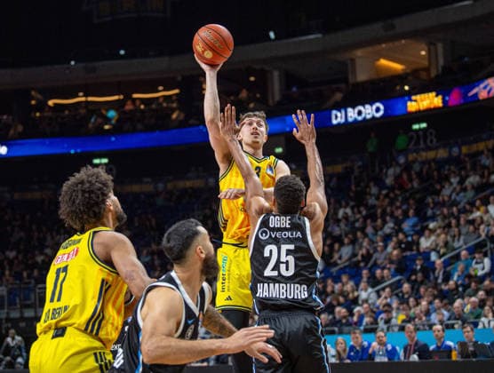 Basketball, Herren, Saison 2025 2026, easyCredit BBL (21. Spieltag), Alba Berlin - Hamburg Towers, v.l. Norris Agbakoko (Alba), Martin Breunig (Hamburg), Alex O Connell (Alba), Kenneth Ogbe (Hamburg), 17.02.2026, Copyright: xSebastianxRäppold MatthiasxKochx