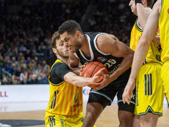 Basketball, Herren, Saison 2025 2026, easyCredit BBL (21. Spieltag), Alba Berlin - Hamburg Towers, v.l. Guy Artman Nahmias (Alba), Kenneth Ogbe (Hamburg), Justin Bean (Alba), 17.02.2026, Copyright: xSebastianxRäppold MatthiasxKochx