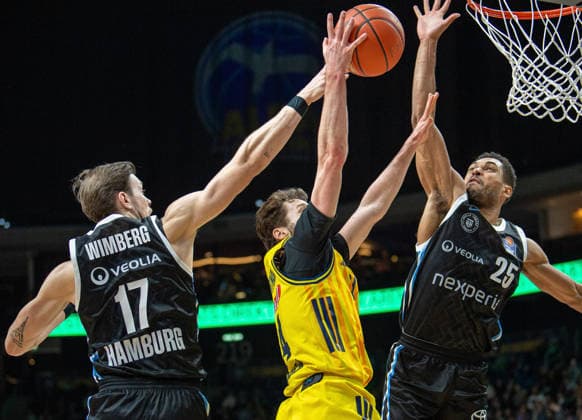 Basketball, Herren, Saison 2025 2026, easyCredit BBL (21. Spieltag), Alba Berlin - Hamburg Towers, v.l. Niklas Wimberg (Hamburg), Guy Artman Nahmias (Alba), Kenneth Ogbe (Hamburg), 17.02.2026, Copyright: xSebastianxRäppold MatthiasxKochx