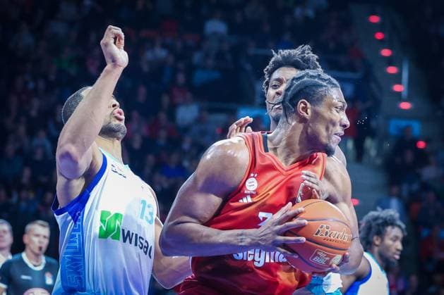 David McCormack 33 (FC Bayern Muenchen Basketball) in Aktion gegen Jaedon Le Dee 13 (Skyliners Frankfurt), FC Bayern Muenchen Basketball vs. Skyliners Frankfurt, easycredit-BBL, BBL, Basketball, Maenner, Saison 2025 2025, Regulaere Saison, 21. Spieltag, 17.02.2026 Muenchen Bayern Deutschland
