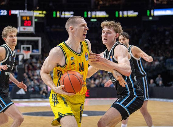 Basketball, Herren, Saison 2025 2026, easyCredit BBL (21. Spieltag), Alba Berlin - Hamburg Towers, v.l. Martynas Echodas (Alba), Jared Grey (Hamburg), 17.02.2026, Copyright: xSebastianxRäppold MatthiasxKochx