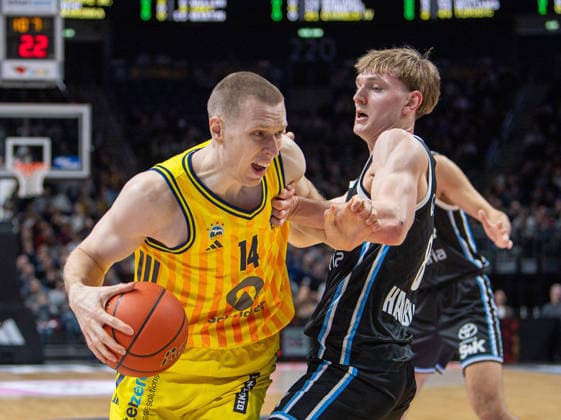 Basketball, Herren, Saison 2025 2026, easyCredit BBL (21. Spieltag), Alba Berlin - Hamburg Towers, v.l. Martynas Echodas (Alba), Jared Grey (Hamburg), 17.02.2026, Copyright: xSebastianxRäppold MatthiasxKochx