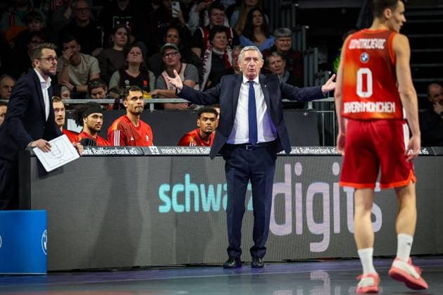 Head Coach Svetislav Pesic (FC Bayern Muenchen Basketball) gibt Anweisungen, FC Bayern Muenchen Basketball vs. Skyliners Frankfurt, easycredit-BBL, BBL, Basketball, Maenner, Saison 2025 2025, Regulaere Saison, 21. Spieltag, 17.02.2026 Muenchen Bayern Deutschland