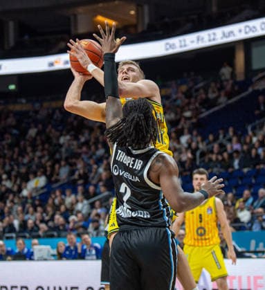 Basketball, Herren, Saison 2025 2026, easyCredit BBL (21. Spieltag), Alba Berlin - Hamburg Towers, v.l. Sam Griesel (Alba), Leonard Thorpe Jr. (Hamburg), 17.02.2026, Copyright: xSebastianxRäppold MatthiasxKochx