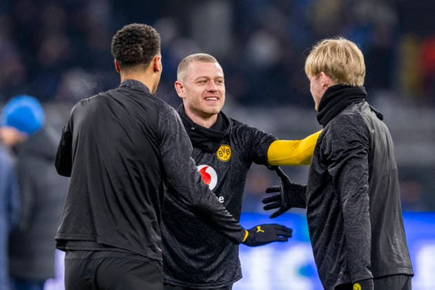 17.02.2026, Borussia Dortmund vs. Atalanta Bergamo, UEFA Champions League, Playoffs: Felix Nmecha (Borussia Dortmund) (l-r), Julian Ryerson (Borussia Dortmund) und Julian Brandt (Borussia Dortmund) dehnen sich. Regulations prohibit any use of photographs as image sequences and or quasi video Copyright: xDavidxInderliedx